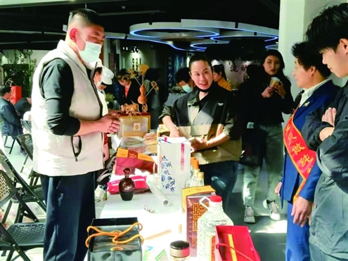 许多非遗传承人、手工匠人来到现场与观众互动